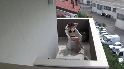 Kukazonda mnzanga wachichepere akuseweretsa maliseche pakhonde